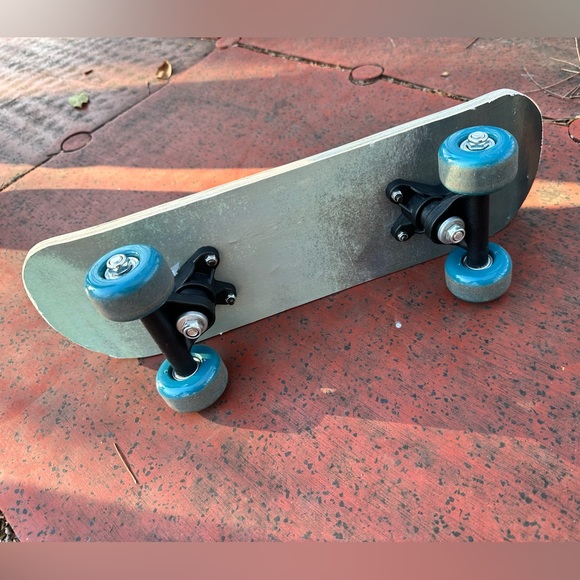A skateboard.Perfect for 6-8 years old boys and girls. Not heavy, easy to carry. - Picture 3 of 6